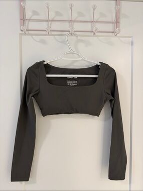 Square-Neck Long Sleeve Crop Top in Charcoal